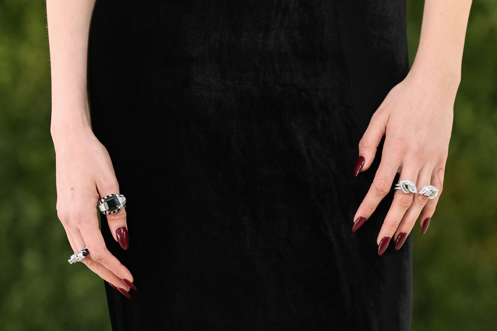Cara Delevigne llevando uñas rojas a la MET Gala 2026